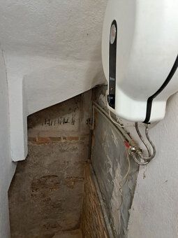 Chatka dysponuje w przyziemiu zadaszonym werandą