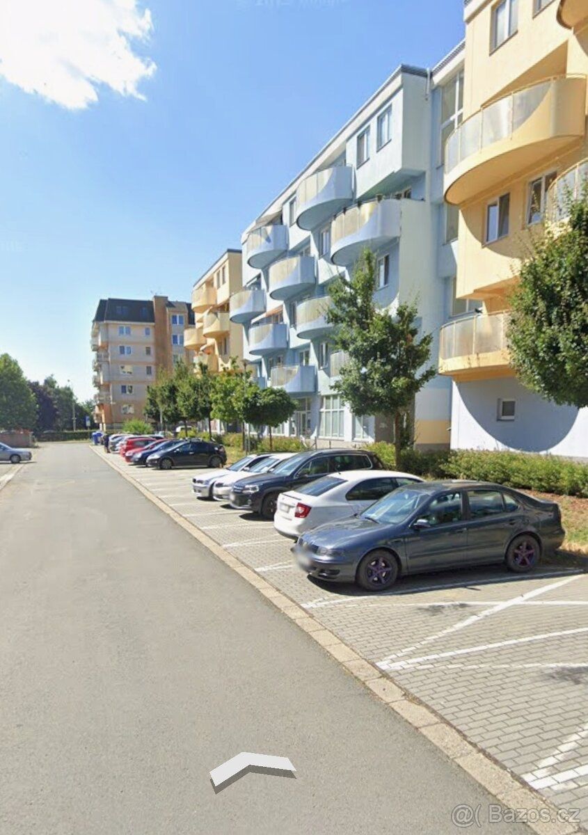 Oferuję do wynajęcia zarezerwowane miejsce parkingowe na zewnątrz przed budynkiem