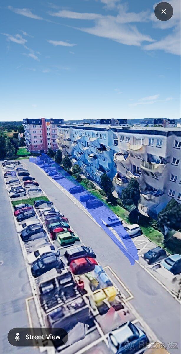 Oferuję do wynajęcia zarezerwowane miejsce parkingowe na zewnątrz przed budynkiem