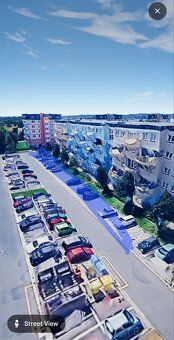 Oferuję do wynajęcia zarezerwowane miejsce parkingowe na zewnątrz przed budynkiem