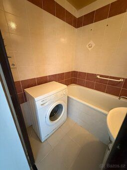 Nabízím k dlouhodobému pronájmu prostorný a světlý byt 3+1 o