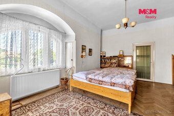 Nabízíme k prodeji prostorný dvoupodlažní rodinný dům s hist