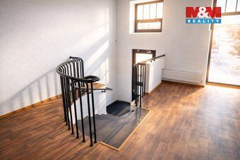 Pronájem 109 m² obchodních prostor, vyvýšené I.NP, výlohy do