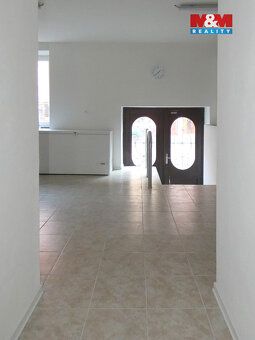 V zastoupení majitele nabízíme do pronájmu obchodní prostor 