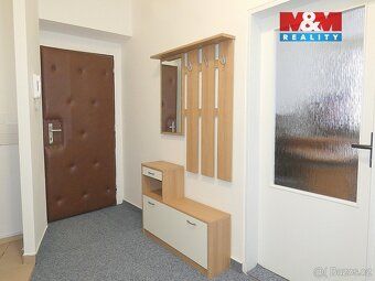 Pronájem kanceláří v 1. patře cihlového domu. Vše v domácím 