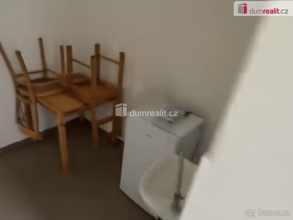 , pronájem lůžka v pokoji 15m², Praha Čakovice. Pokoj se pro