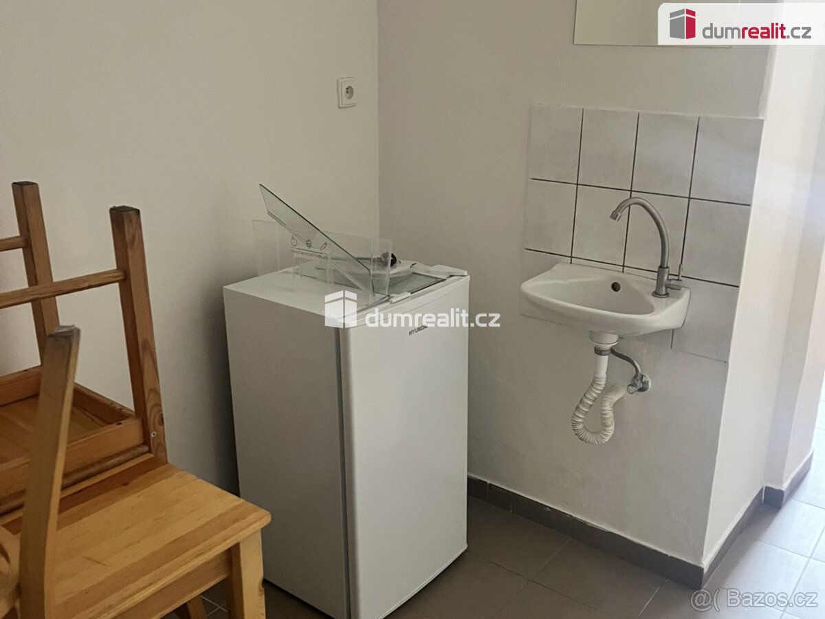 , pronájem lůžka v pokoji 15m², Praha Čakovice. Pokoj se pro