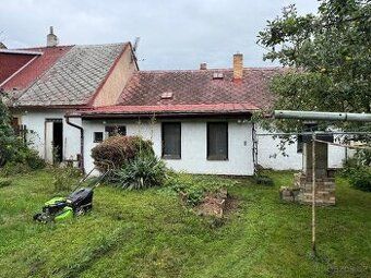 Sprzedamy dom z masy spadkowej z mniejszą ogrodem i garażem w Hořicach