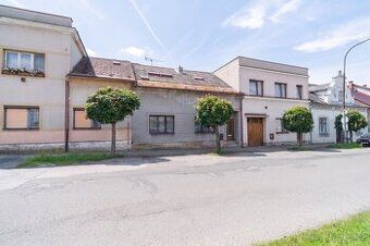 Sprzedamy dom z masy spadkowej z mniejszą ogrodem i garażem w Hořicach