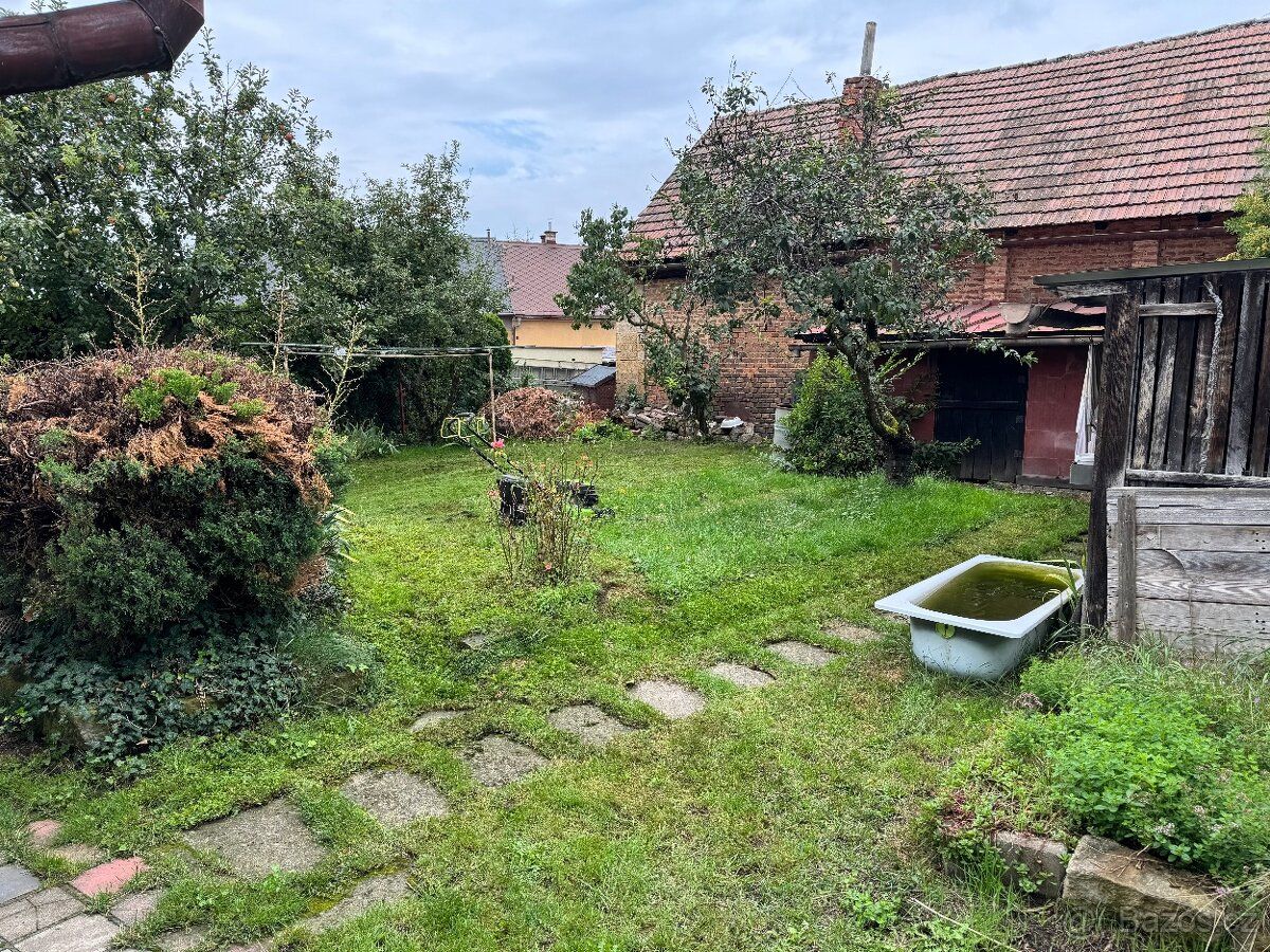 Sprzedamy dom z masy spadkowej z mniejszą ogrodem i garażem w Hořicach