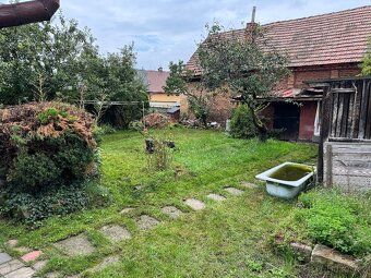 Sprzedamy dom z masy spadkowej z mniejszą ogrodem i garażem w Hořicach