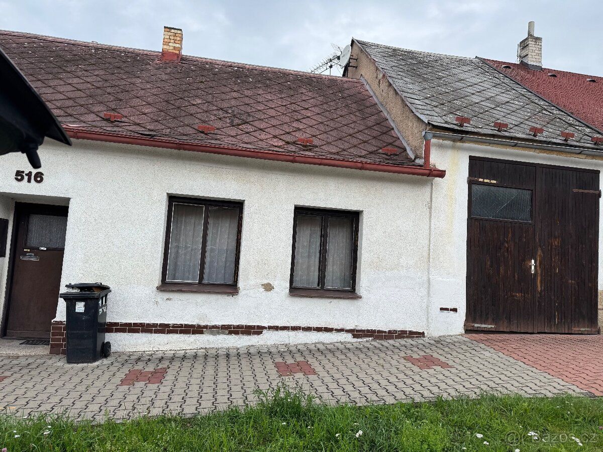 Sprzedamy dom z masy spadkowej z mniejszą ogrodem i garażem w Hořicach