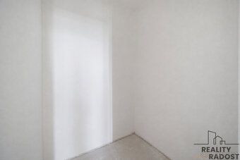 Продається: Просторий квартира 3 + 1 (82 м²) з заскленою