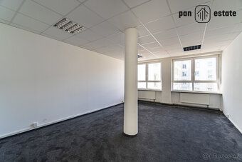 Nabízíme k pronájmu rozsáhlé kancelářské, provozní nebo skla
