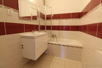 K dlouhodobému podnájmu nabízíme prostorný byt o dispozici 3