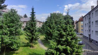 Hledáte klidné bydlení v příjemné lokalitě plné zeleně?
Nabí
