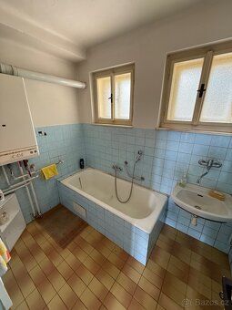 Prodáme velmi pěkný a samostatně stojící rodinný dům 7+2 s g