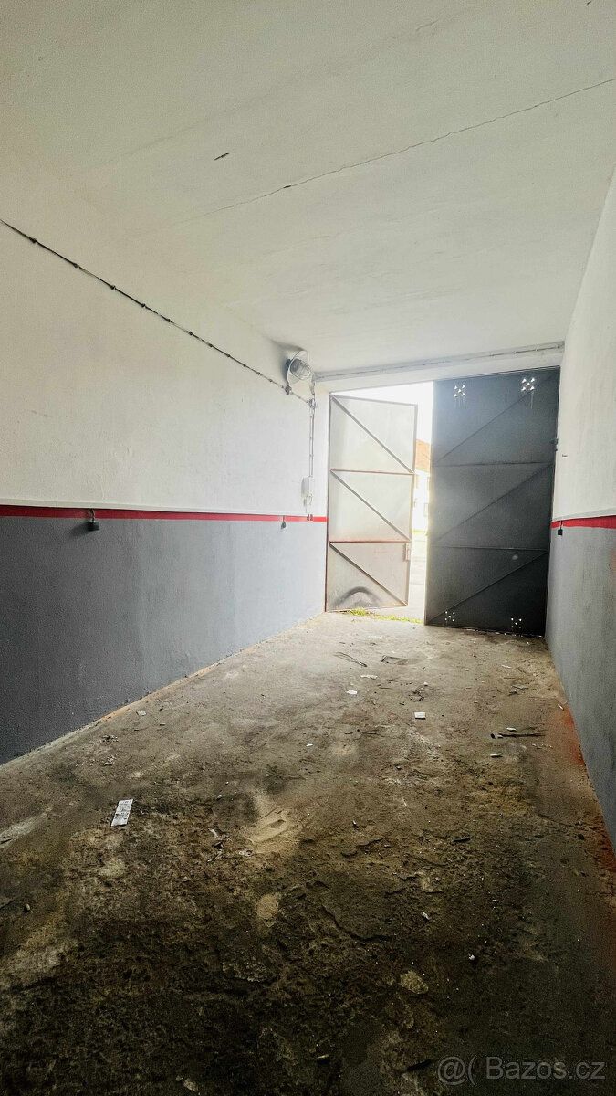 K pronájmu dílna / sklad / garáž o velikosti cca 35m2 na Pra