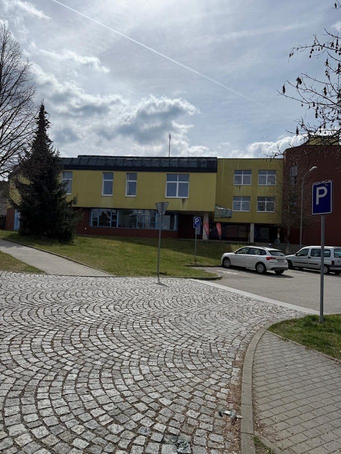Od 1. 7. 2026 nabízíme k pronájmu přízemní nebytové prostory
