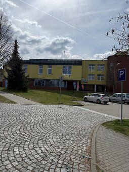 Od 1. 7. 2026 nabízíme k pronájmu přízemní nebytové prostory