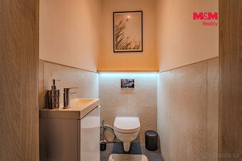 Moderní RD 3+kk s krbem a terasou, zahradou a krytým stáním 
