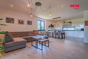 Moderní RD 3+kk s krbem a terasou, zahradou a krytým stáním 