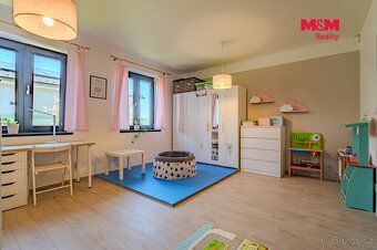 Moderní RD 3+kk s krbem a terasou, zahradou a krytým stáním 