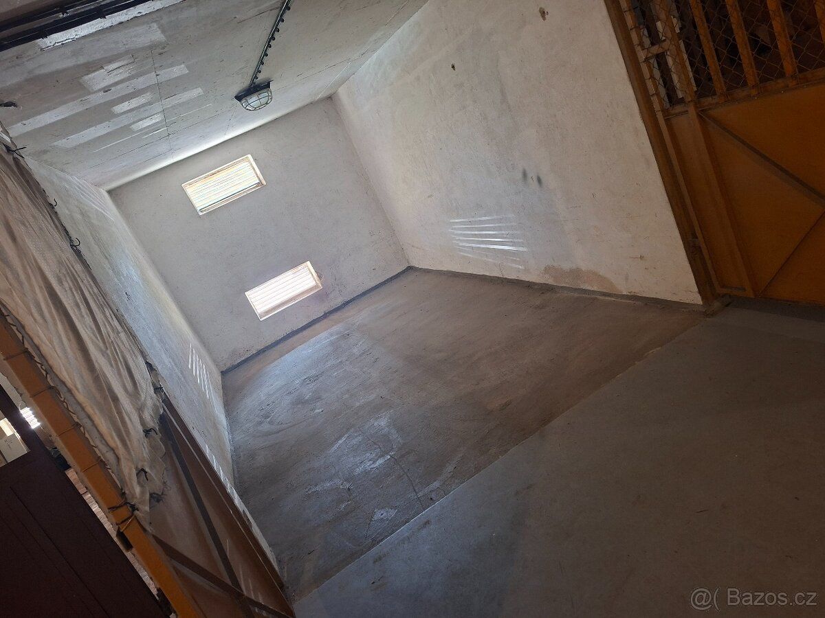 I offer for rent a larger garage in Hudečkova street, Prague 4 -