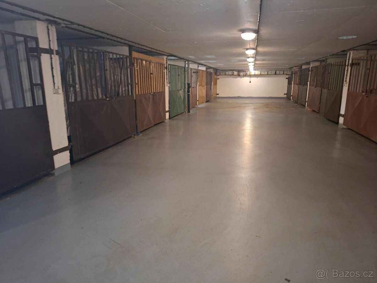 I offer for rent a larger garage in Hudečkova street, Prague 4 -