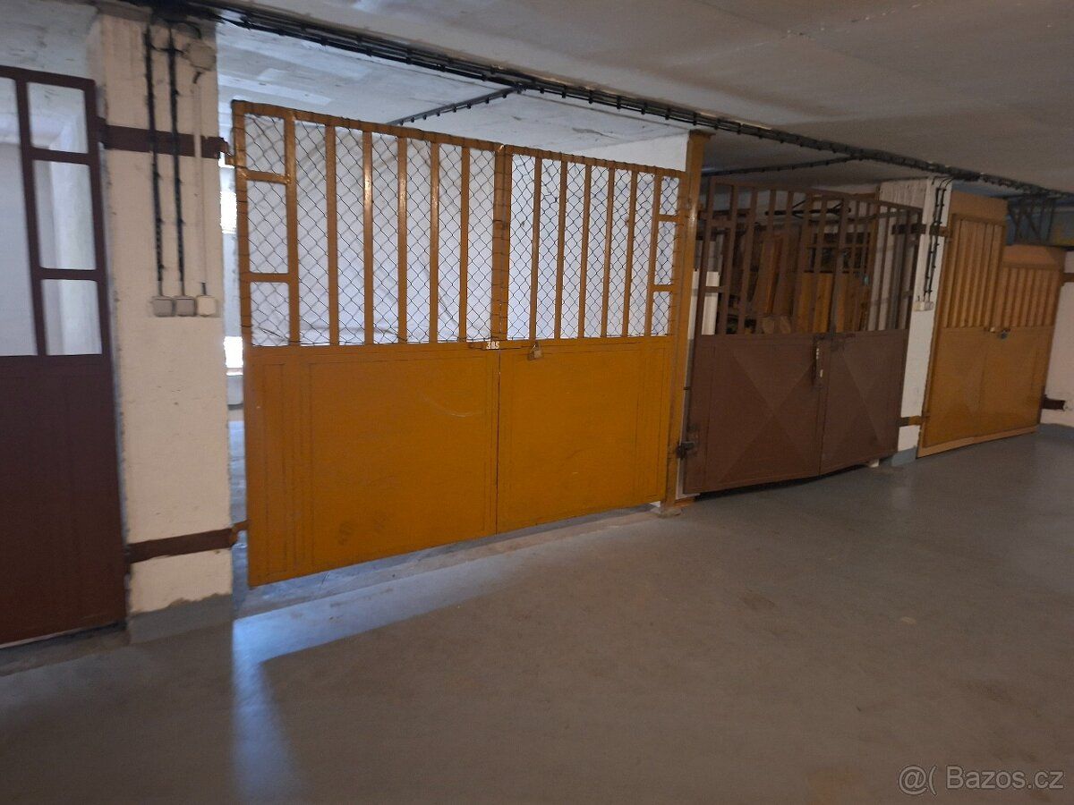 I offer for rent a larger garage in Hudečkova street, Prague 4 -