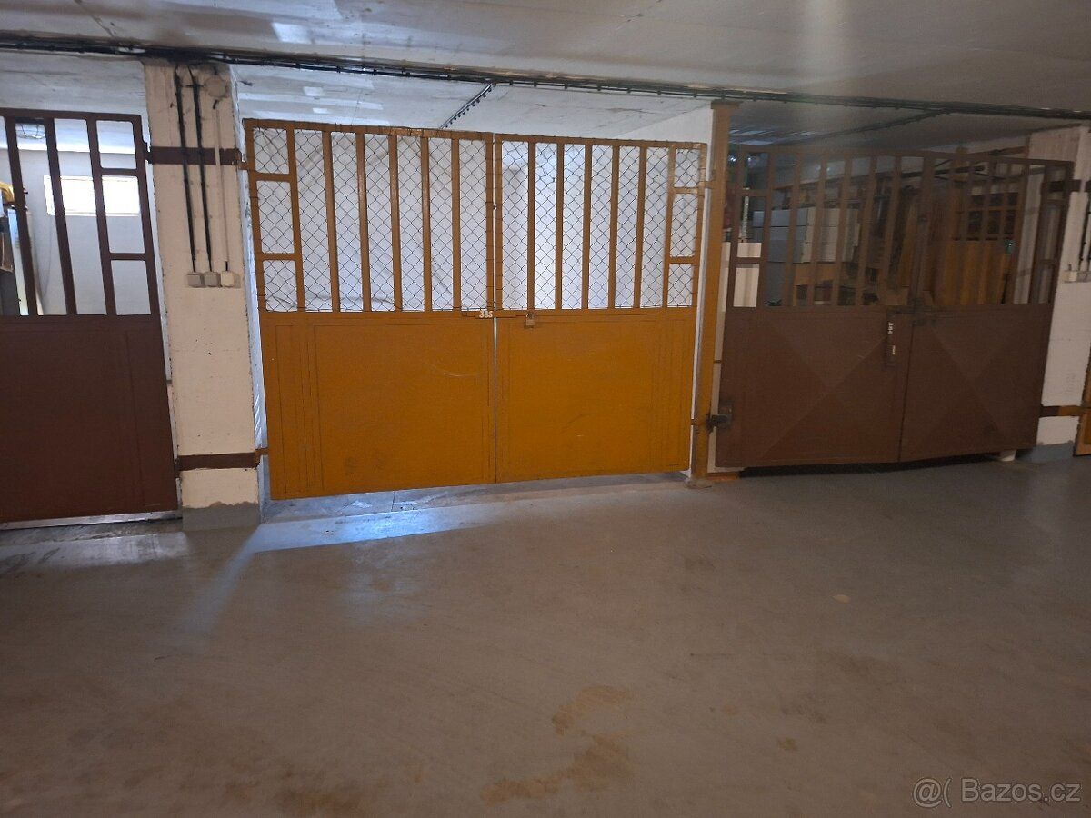 I offer for rent a larger garage in Hudečkova street, Prague 4 -