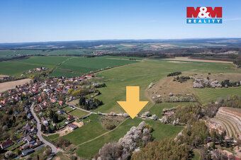 Prodej pozemku o velikosti 2000 m² v obci Vranovice 2 km od 