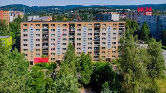 Nabízíme ke koupi prostorný byt 3+1 (73 m²) v 1. NP panelové