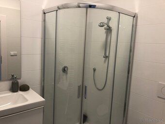 Wynajmę ładne mieszkanie 2+kk, 40 m², Praga 6 Střešovice. Przyzwoity, niepalący dom po remoncie, bez psów i kotów.