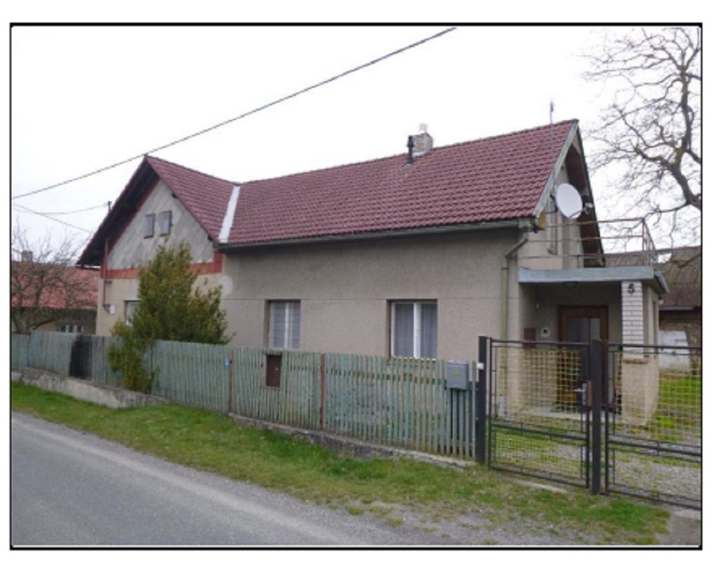 Draženou nemovitostí je přízemní, částečně podsklepený rodin