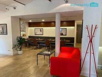 Oferujemy do wynajęcia w pełni umeblowaną i wyposażoną restaurację