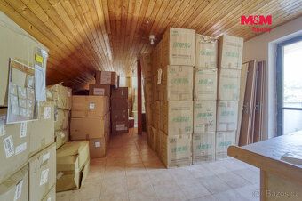 Nabízíme k prodeji prostorný rodinný dům o dispozici 7+kk s 