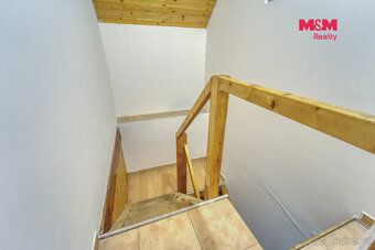 Nabízíme k prodeji prostorný rodinný dům o dispozici 7+kk s 