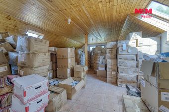 Nabízíme k prodeji prostorný rodinný dům o dispozici 7+kk s 