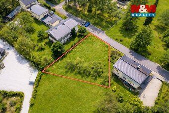 Nabízíme zasíťovaný stavební pozemek o výměře 700 m² v atrak