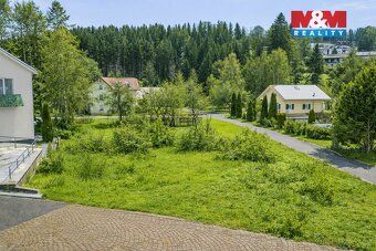 Nabízíme zasíťovaný stavební pozemek o výměře 700 m² v atrak