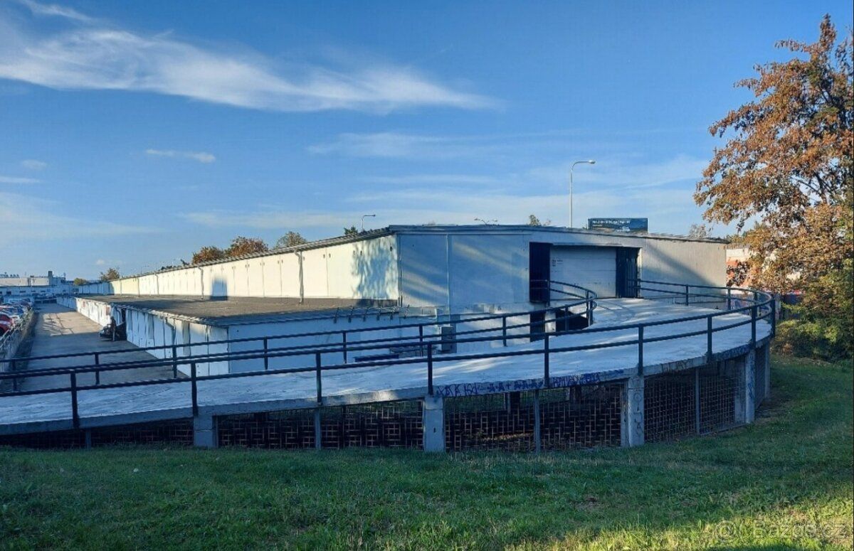 Nabízím ke koupi samostatnou garáž umístěnou v I. nadzemním 
