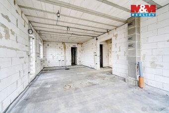 Oferujemy do sprzedaży w stanie surowym dom jednorodzinny we wsi Křenice koło