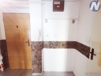 Nabízíme k dlouhodobému pronájmu světlý a prakticky řešený b