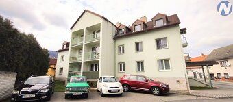 Nabízíme k dlouhodobému pronájmu světlý a prakticky řešený b