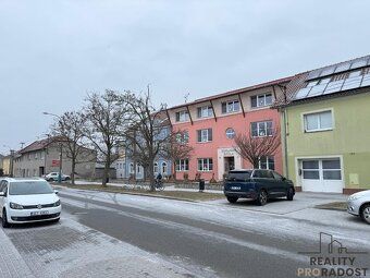 Nabízíme vám výhradně ke koupi byt o dispozici 3+1 se zaskle