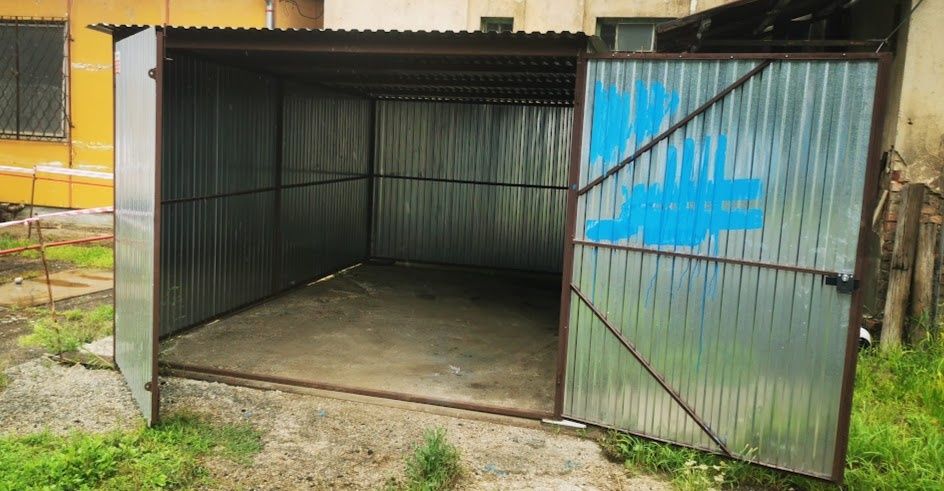 We rent out a garage of 15 m² in the Bynov area.