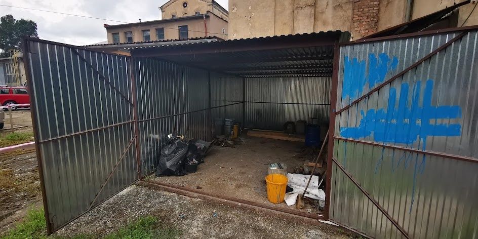 We rent out a garage of 15 m² in the Bynov area.