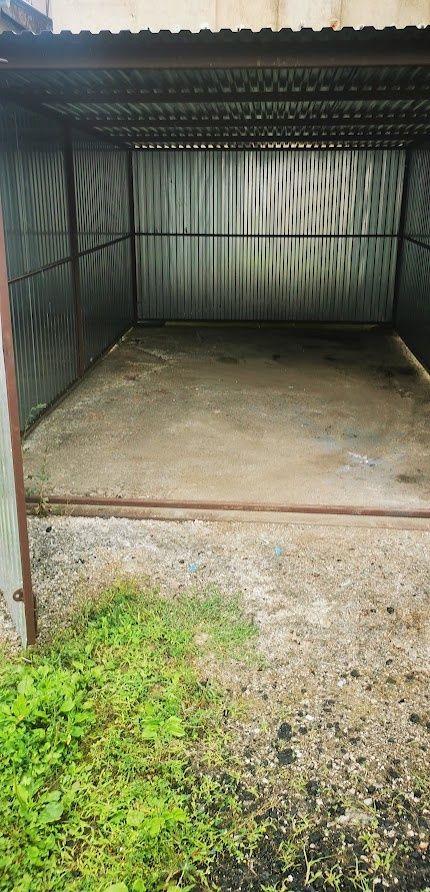 We rent out a garage of 15 m² in the Bynov area.