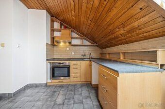 I am renting out a partially renovated bright apartment of large size...